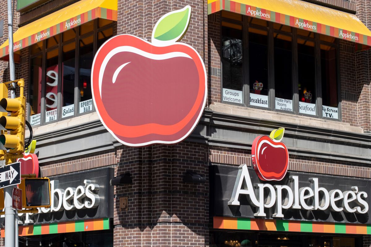 Applebee's restaurant sign